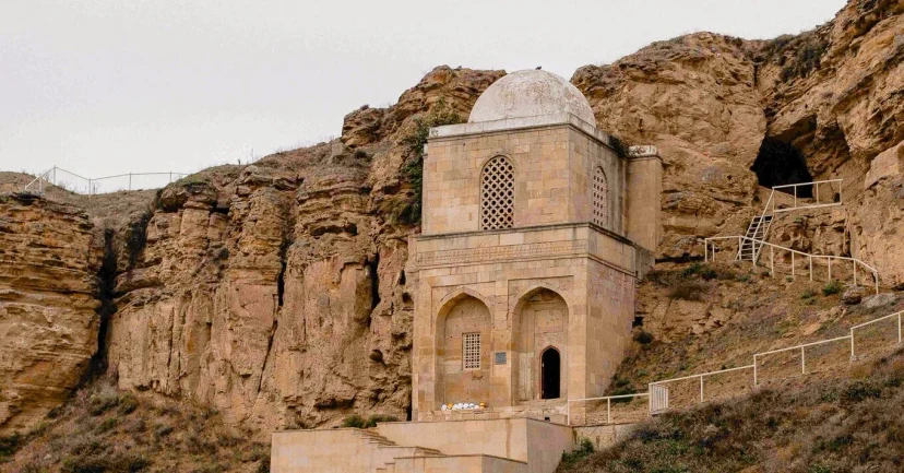 Diri Baba və Şamaxı: qayanın içinə tikilmiş məqbərə